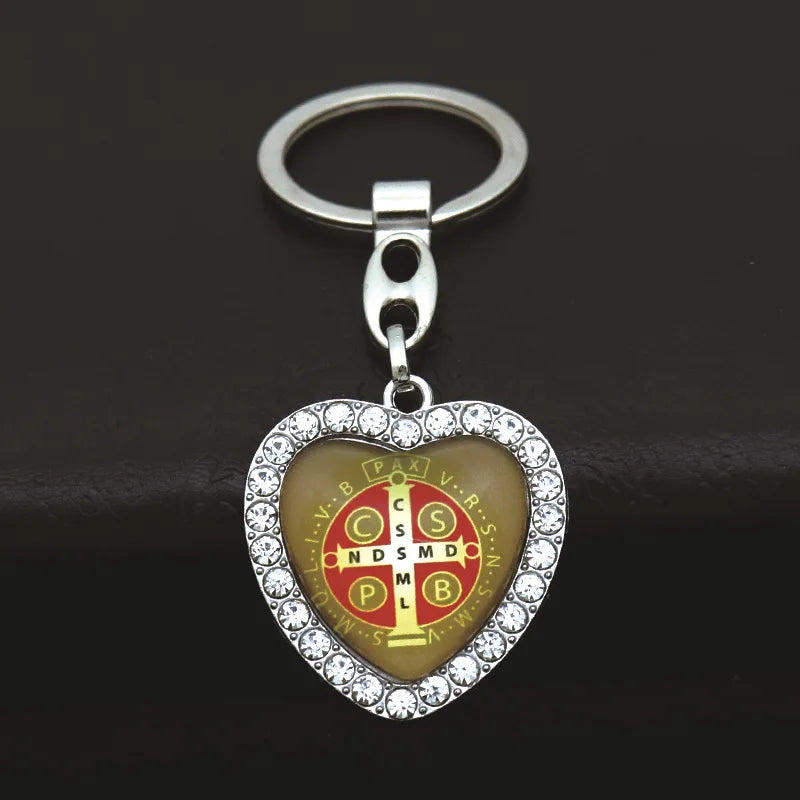 Llavero de Jesucristo con forma de corazón de cristal adornado con piedras preciosas [3 modelos]