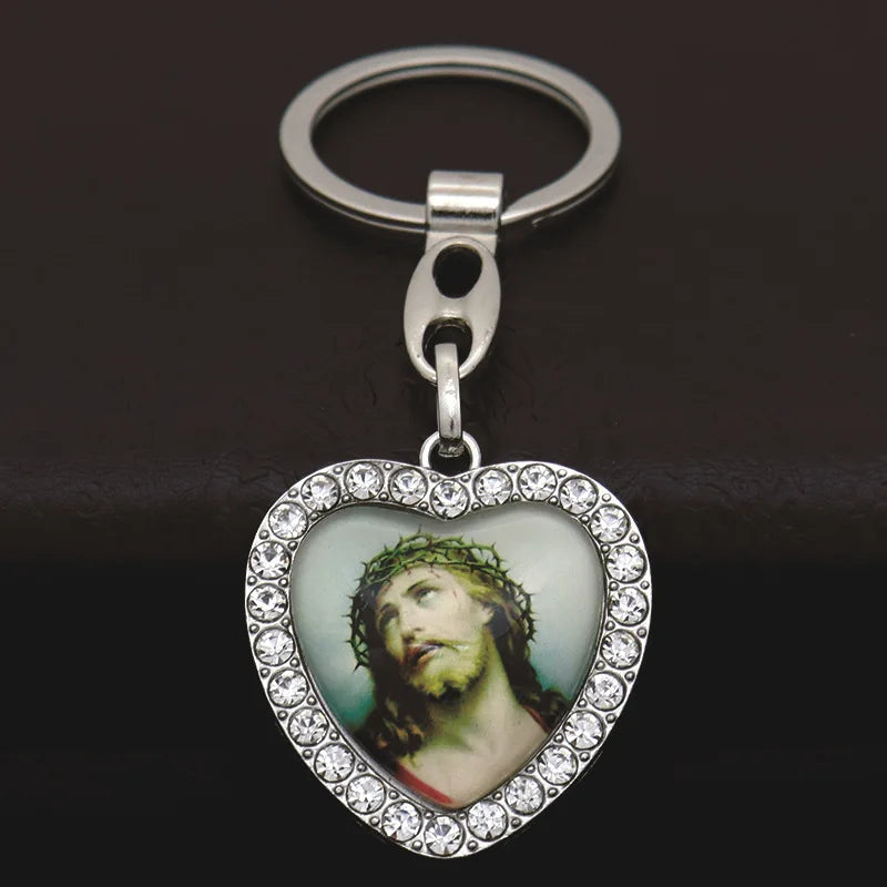 Llavero de Jesucristo con forma de corazón de cristal adornado con piedras preciosas [3 modelos]